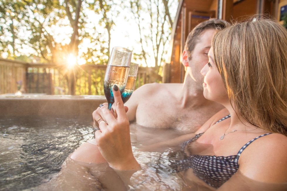 Watch out gentlemen - it's a leap year! Ladies - we have #glamping pods with private hot tubs available to book over the 29th Feb weekend! We love anything romantic &amp; will throw in prosecco, chocolates &amp; a heart of petals.
woottonparkpods.co.uk
#Romance #LeapYear #Proposal