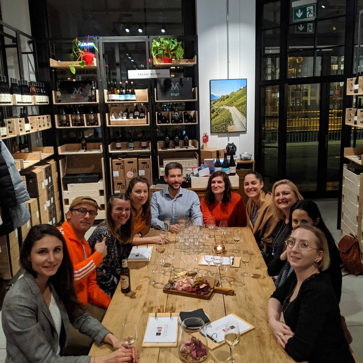 jeudis_ch's tweet photo. Jeudis &amp; Copines de Zürich ont revêtu les couleurs valaisannes. C'était à l'heure de l'apéro Jeudi 
🇨🇭🥂👱‍♀️
#jeudis #francophones #jeudisfrancophones #apéro #copines #dégustation #Valais #Wallis #convivialité #onfaitconnaissance https://t.co/pzlmsHH2d4