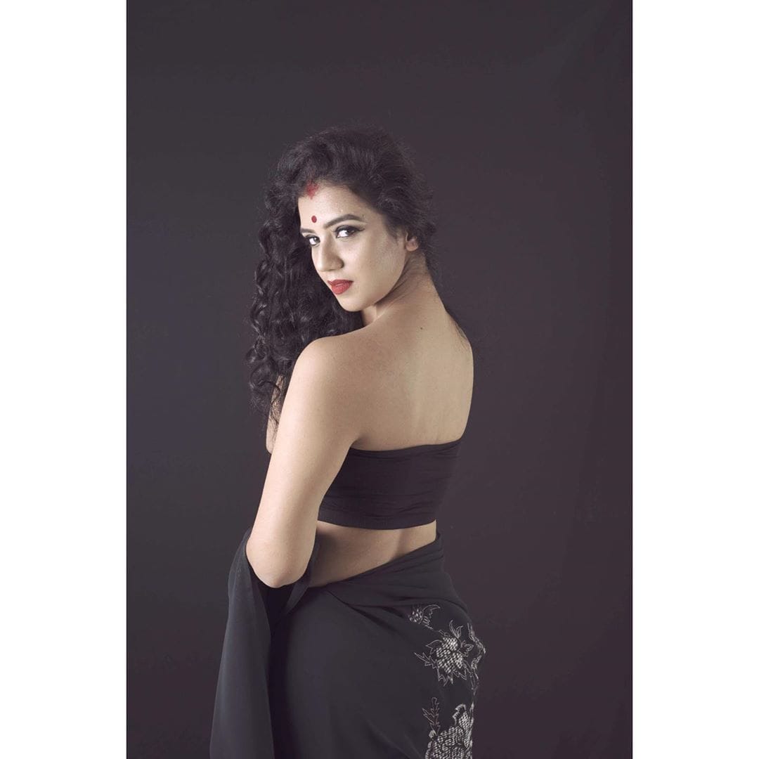 fillamwala's tweet photo. #vaishnavi_mandrawadi 😍
.
.
#cuteactressworld #indianwedding #nauwari #slimfit #paithani #painting #chandrakor #designer #designerpaithani #bridal #beautiful #marathigirl #marathi #maharashtra #saree #traditional #fillamwala https://t.co/vuhiTPELq7