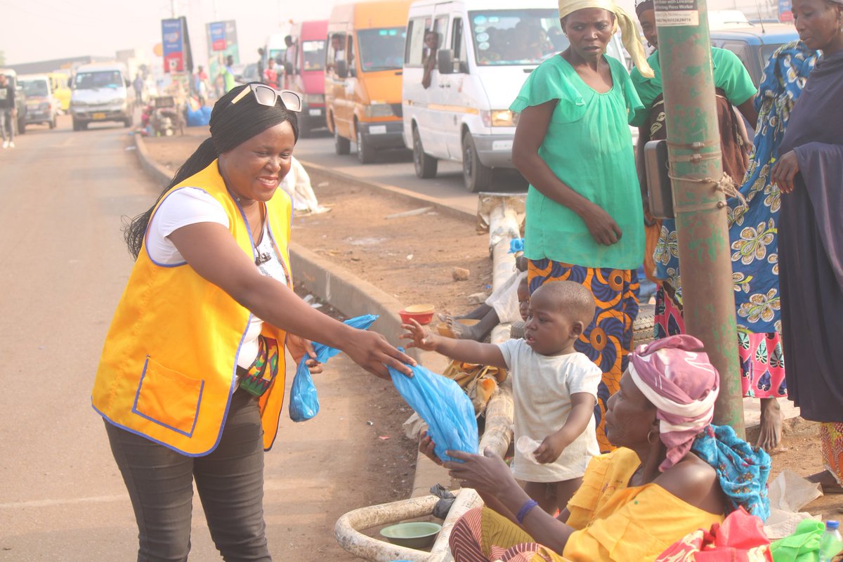 goldenlionsclub's tweet photo. It was a wonderful.
Lions Clubs, Accra Diamond, Gye Nyame and Adenta Mountain View serving #Kayayas and street kids at Madina Zongo Junction. 
@lionsclubs 
#RelievingHunger https://t.co/VCFm7qTkig
