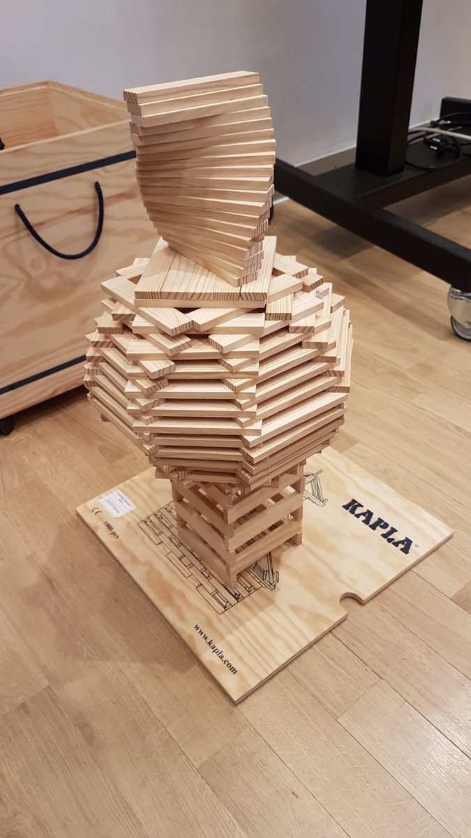 mhenkenmeier's tweet photo. Tüftlerzeit in der @EAB_Jena ! Neben den Elektrobaukästen von #Witelo gibt es auch die super Steine von @kapla. #jena https://t.co/UF40Owpuuy