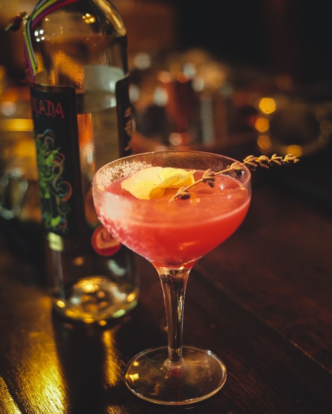 Benaresofficial's tweet photo. London Pisco Sour Week starts next Saturday - a one-week celebration from the 1st until the 7th of February, when venues from all over London celebrate Peru’s national drink: Pisco! Celebrate with us next Saturday!
.
#pisco #LondonPiscoWeek #cocktail #Benares #Mayfair #Peru https://t.co/v6smCjGgd8