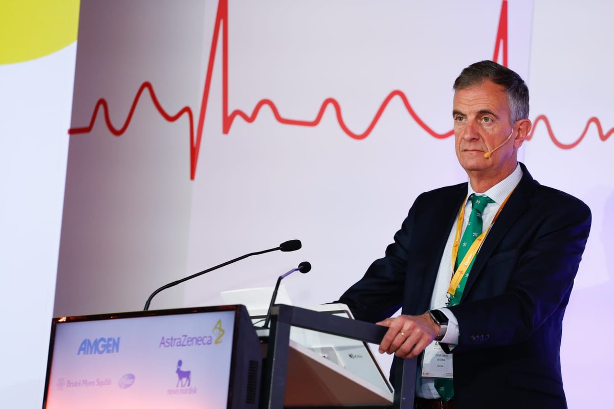 arccardio's tweet photo. #EnDirecto - El 👨🏻‍⚕️ Dr. Esteban Jódar [@estebanjodar] procede al cierre del acto resumiendo los hitos más relevantes de ambas jornadas. ⭐️ #ArcCardio https://t.co/HYNXqVzWHC