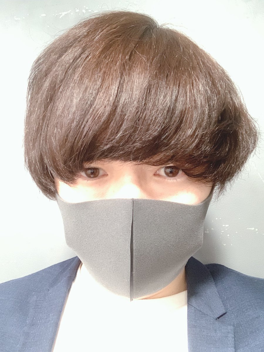 SALTYs_shio's tweet photo. 初めて黒マスクしてみたけどヤンキーみたいだなぁ。
そんなことより髪伸びすぎだから切らないとなぁ。

塩野 https://t.co/ecexm0KSCE