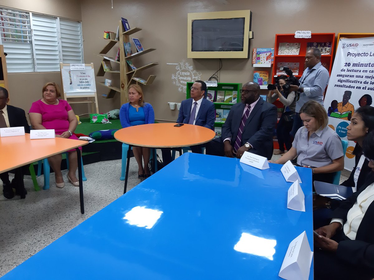 pesqueiradiego's tweet photo. Buenos días mi gente. Feliz sábado para todos. Destacar el acercamiento de nuestro ministro de @EducacionRDo, @MirabalPm, con la comunidad educativa y de manera especial con los estudiantes. https://t.co/C4VcfiEdrI