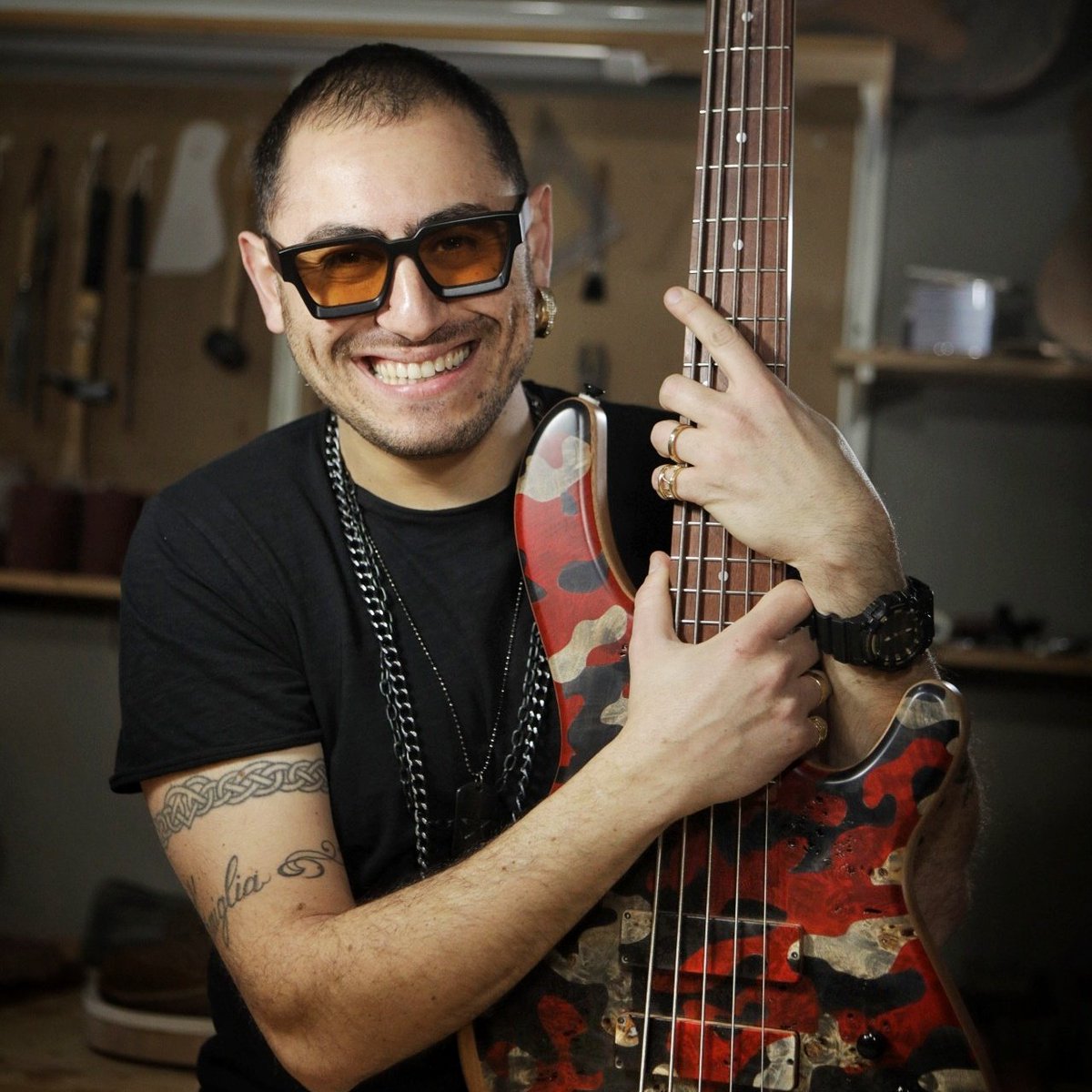Combass's tweet photo. È nato!
3778 kg di pura potenza e precisione.

Capurso guitars "Combass signature" 

#combass #mortalcombass #raf #raftozzi #orchestrapopolarenottedellataranta #apreslaclasse #lamunicipal #giuseppediviestophoto #andreacapurso #edoardocarlucci https://t.co/3c8v5jRO8D