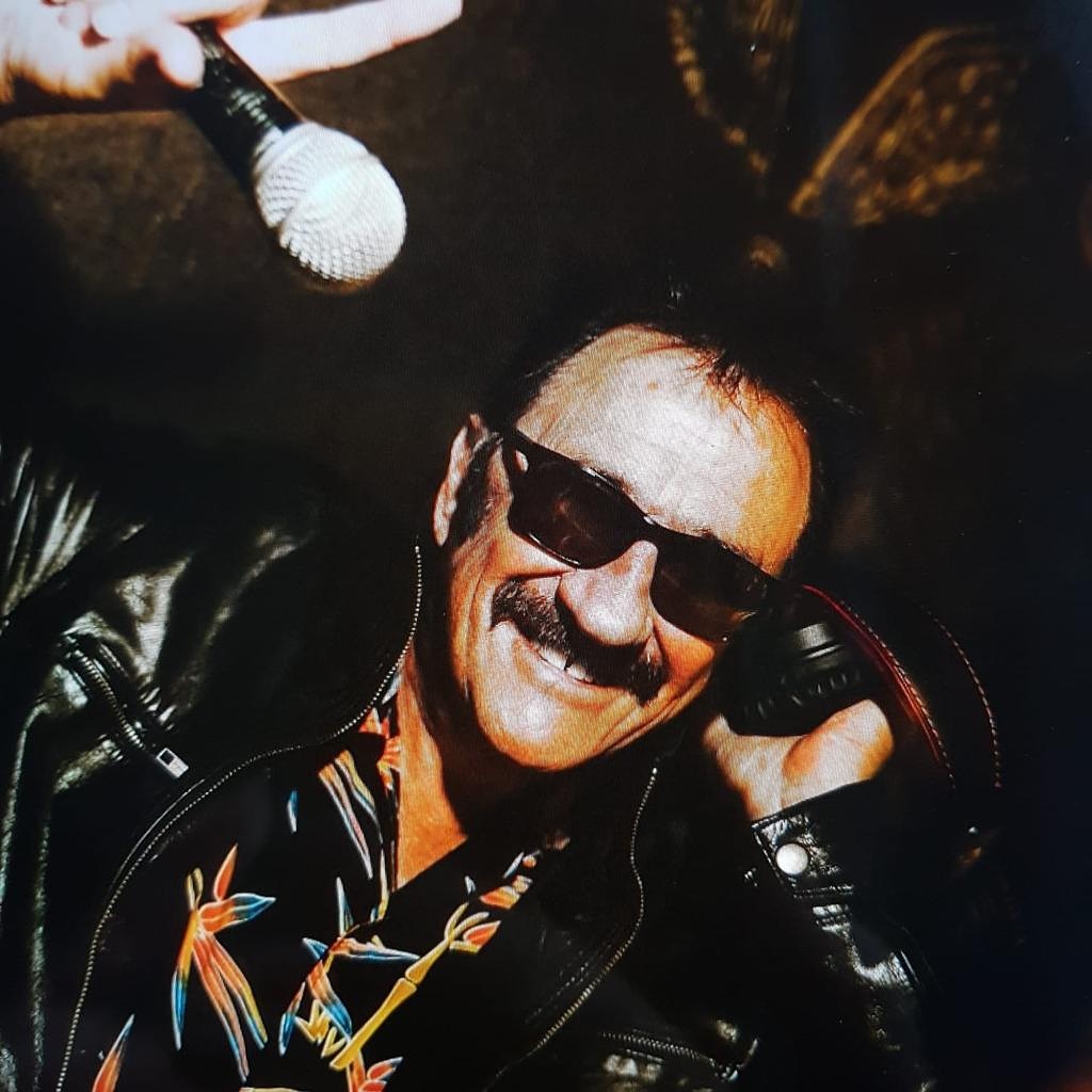 PaulChuckle2's tweet photo. Should have a beach party somewhere #ReadyForSun 😎 https://t.co/S9CdBfGOYy