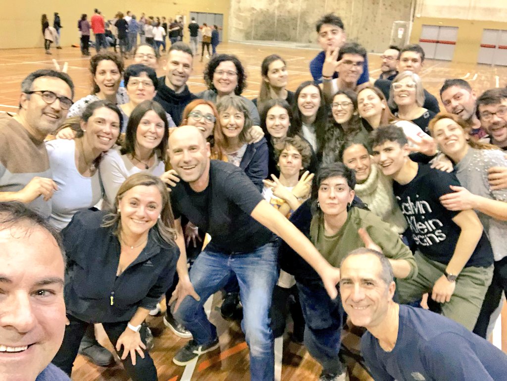 gitanesstceloni's tweet photo. La #SuperColla3 a la fi comenรงa a preparar els balls d'aquest 2020! Ja era hora festers! ๐
#gitannesstceloni #gitanes2020 #ferro #balldegitanes #colla3gitanessantceloni https://t.co/BWDwMqKqu0