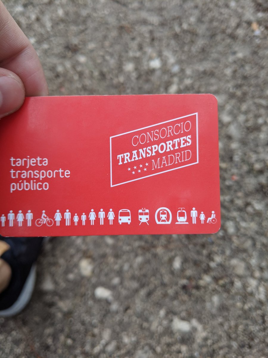 leitotesta's tweet photo. Cumplir 26 años lleva una mala noticia y es que caduca mi abono joven del transporte público. 
#lifeisfuckinghard https://t.co/fg3fUuAFRd