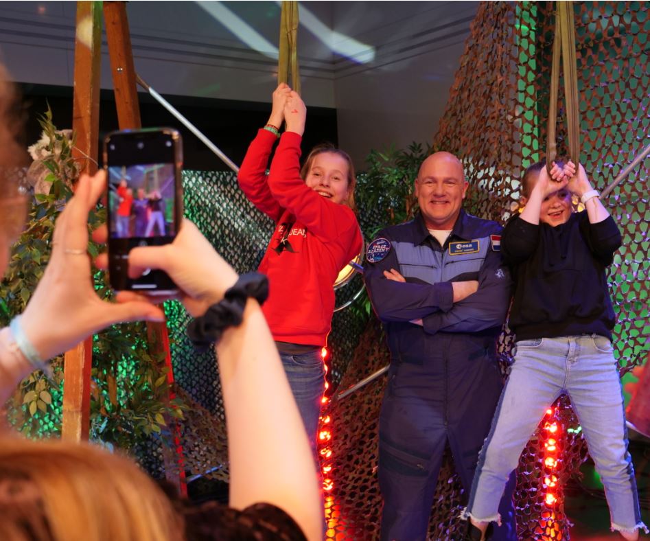 wwfnederland's tweet photo. Onze ambassadeur @astro_andre vertelde vanochtend op @npozapp dat hij Australië vanuit de ruimte een van de mooiste plekken vond en dat het schokkend is om nu de extreme bosbranden te zien. We hebben maar 1 planeet! 💚#soskoala @KroNcrv @NPO3 https://t.co/ZnigWBbiVe https://t.co/Ts0iZ8FykN