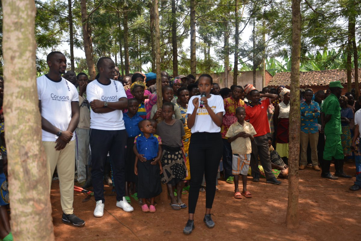 ConsortRwanda's tweet photo. IbiIbihe byingenzi byo gukaraba intoki biri mubyo @ConsortRwanda yigishije abaturage ba Musenyi harimo: 
-Gukaraba uvuye ku musarani 
 -Gukaraba mugihe ugiye gutegura amafunguro.
-Gukaraba ugiye kurya 
 -Gukaraba igihe umubyeyi yonsa cyangea agiye kugaburira umwana @MoHRwanda https://t.co/HsCE0fmgqm