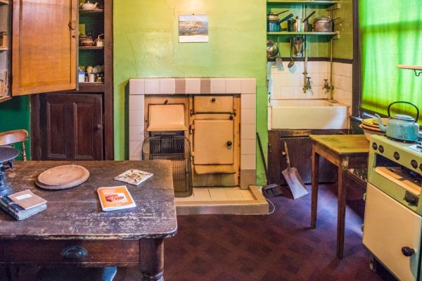StuartHumphryes's tweet photo. Would you like to travel in time? The fascinating house of the Straw brothers, along Blyth Grove in Worksop, Nottinghamshire, was left to the National Trust in 1990 &amp; opened to the public in '93. It's an amazing time capsule which has remained totally untouched since the 1930s 😍 https://t.co/UuPf88jd81