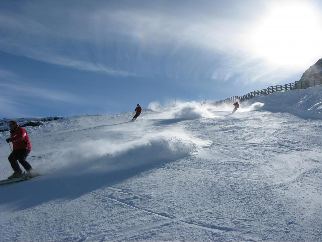 francediplo_EN's tweet photo. With over 350 ski resorts and 8,000 km of slopes, France is the first ski area in the world!
Join us on the slopes! 🏂
#ChooseFrance #Get2KnowFrance #ABreathOfFrenchAir
📷: F. de la Mure / MEAE https://t.co/rm939w08ms
