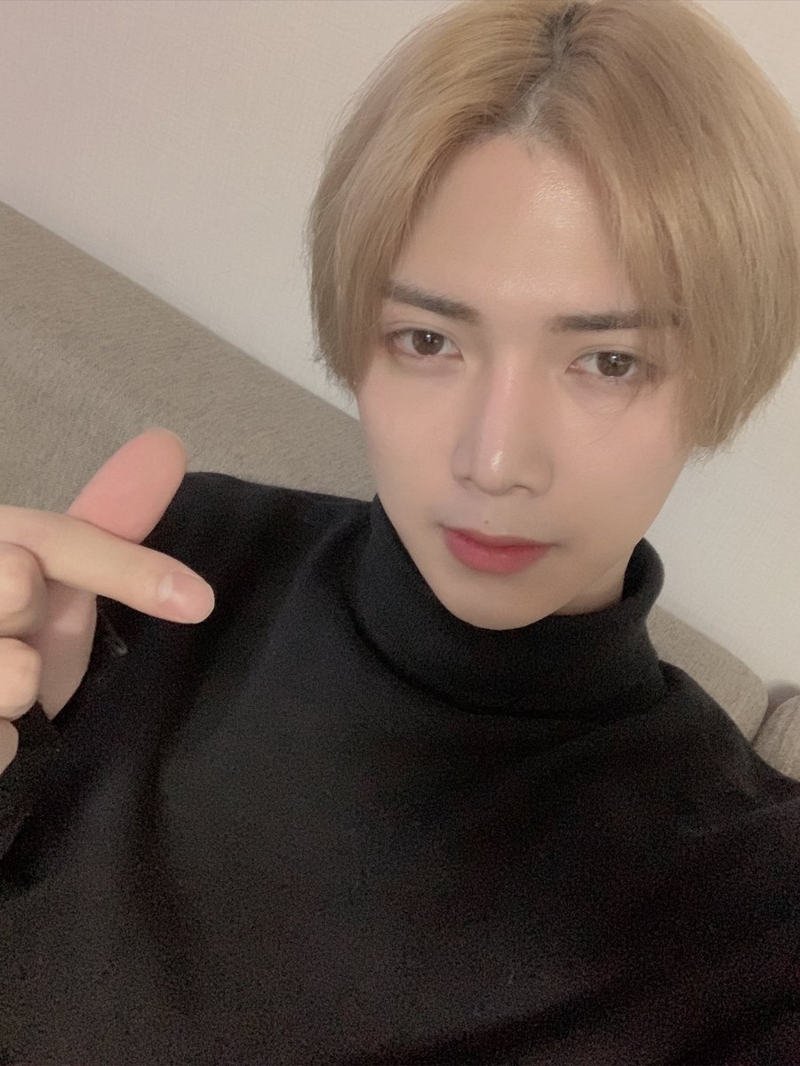 ATEEZofficial's tweet photo. [#여상] 에이티니 즐거운 명절 보내고 있어요?? 저는 명절 동안 계속 먹고 자고 또 먹고 자고 해서 살찔까봐 걱정이에요😂
#ATEEZ #에이티즈 https://t.co/Pdp4w0gIXN