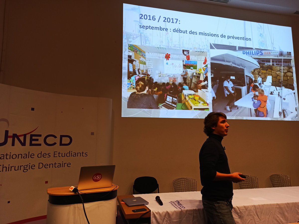 Ewen_LD's tweet photo. 3e intervenant des #DenTalks de l'@UNECD. Les étudiants d'Océan Dentiste nous racontent leur aventure !
La #prévention buccodentaire, une priorité des étudiants ! https://t.co/ZfHT23Um1A