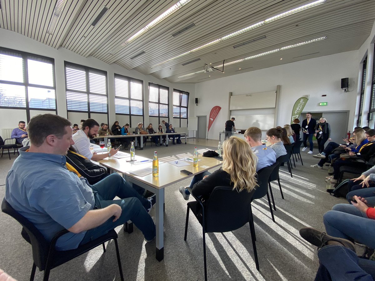 Mittagessen fertig, frischer Kaffee ist auch drin...kann weitergehen mit <a href="/ben_gottstein/">Benjamin Gottstein</a> und dem Thema welche Social Media Kanäle noch spannend und wichtig sind...starten mit der ersten Fachfrage aus dem Publikum: was kostet ein #? Zählt Tinder da mit rein? #tcamp20 😃🤪