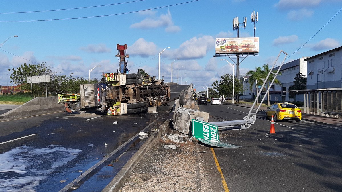 oscarsancheztv's tweet photo. Camión que se utiliza para vertido de concreto en altura, quedó volcado sobre el puente elevado vehicular del corredor de acceso a la ciudad de Colón, la mañana de este sábado. Se investigan las causas que provocaron este accidente que dejó dos heridos leves. @TReporta https://t.co/NlggY5Xp6t