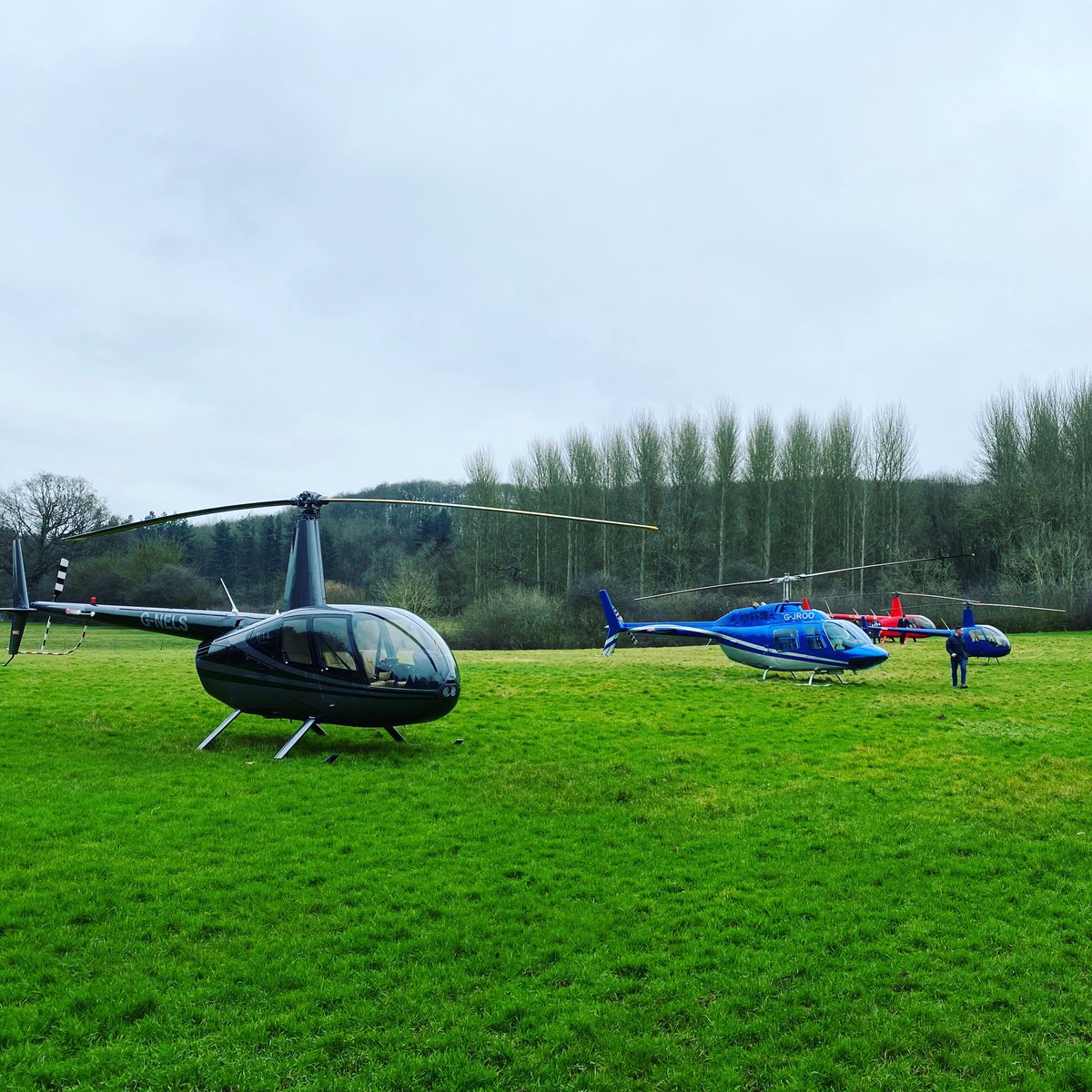 Quick lunch stop for us!
.
#helicopters #lunch #privatesite #leicestershire #aviation #field #cricket #b206 #r44 #r22 #avgeek
