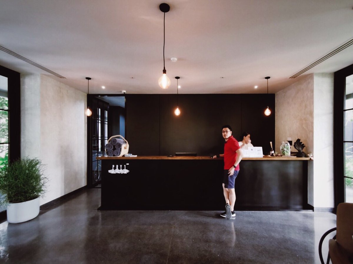 FostHero's tweet photo. โรงแรมดีๆ ที่เขาใหญ่ฝั่งปราจีนบุรี เพิ่งรีโนเวทเสร็จได้ไม่ถึงครึ่งปี ใหม่กิ๊ก แถมยังไม่โปรโมทด้วย แต่เราเห็นจากรายการสถาปนิก เลยมาฉลองวันเกิดที่นี่ บริการดีสุดๆ ชอบสระว่ายน้ำยาว 50 เมตร เตียงนุ่มมาก แถมวันนี้มีแขกแค่ 2 ห้อง รู้สึกโคตร VVIP #PRY1 https://t.co/RcohWD28oB