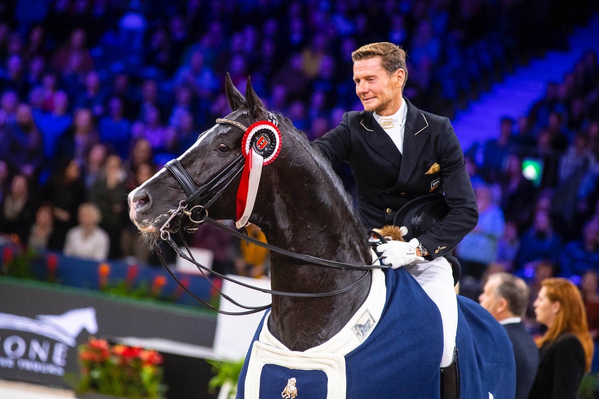 Jumping Amsterdam tweet media