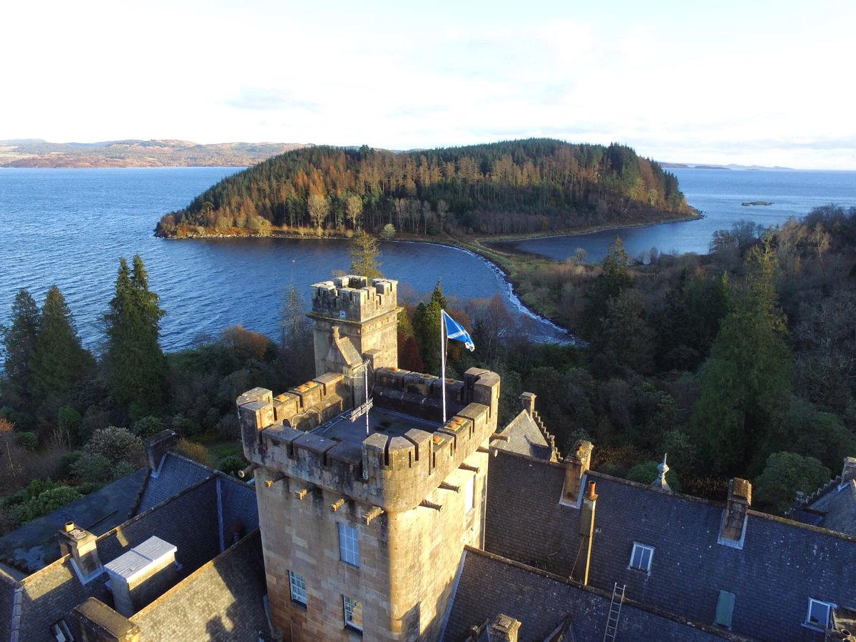 A partial birds eye view of our beautiful Castle and Barmore Island... how lucky are we to be here?
#thankful #scottishcastle #sunshine #sunnyday #barmore #islandlife #lochsofscotland #lochfyne #visitscotland #argyllsecretcoast #architecture #explorescotland #hiddenscotland