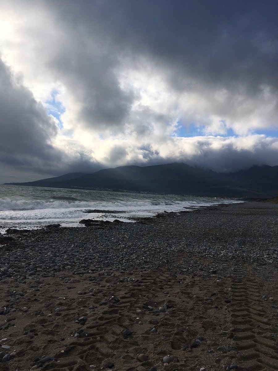 A morning walk by the sea to blow the cobwebs away ❄️🌊