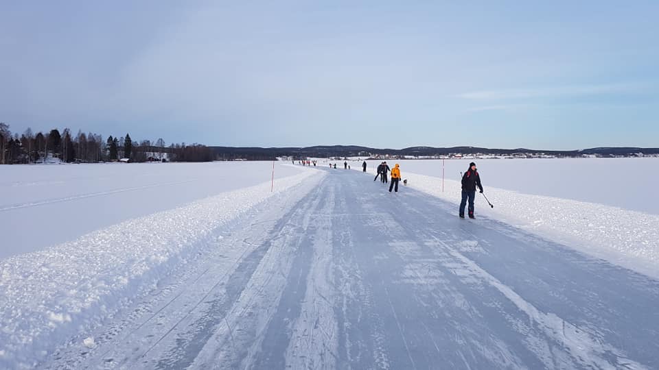 Het is vandaag alweer een prachtige schaatsdag op de geveegde baan van Tavelsjö. IJsmeester Tobias Sundqvist bedankt al zijn vrijwilligers die dit mogelijk hebben gemaakt. 📷: Tobias Sundqvist
#schaatsen #natuurijs #zweden @NatuurijsZweden <a href="/nordicskatingc/">Nordicskatingcenter</a> <a href="/natuurijswijzer/">natuurijswijzer</a>