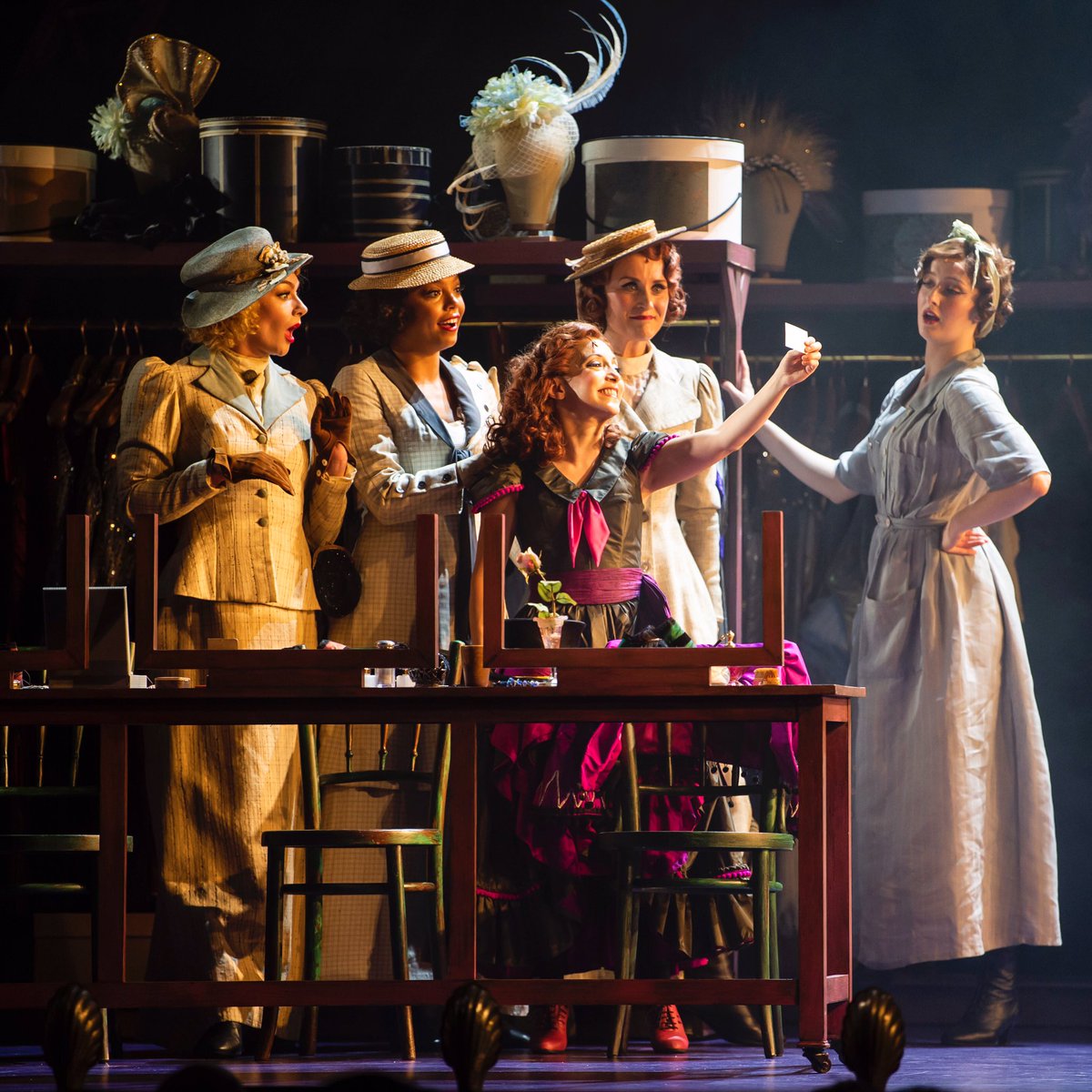 Read This! We have 6 weeks left of #FunnyGirl here in Paris! This production is so special &amp; beautiful, inside &amp; out. Now’s the perfect time for that Parisian getaway you’ve talked about, isn’t it? HHhhmmm??
#FunnyGirlParis <a href="/MarignyTheatre/">Théâtre Marigny</a>