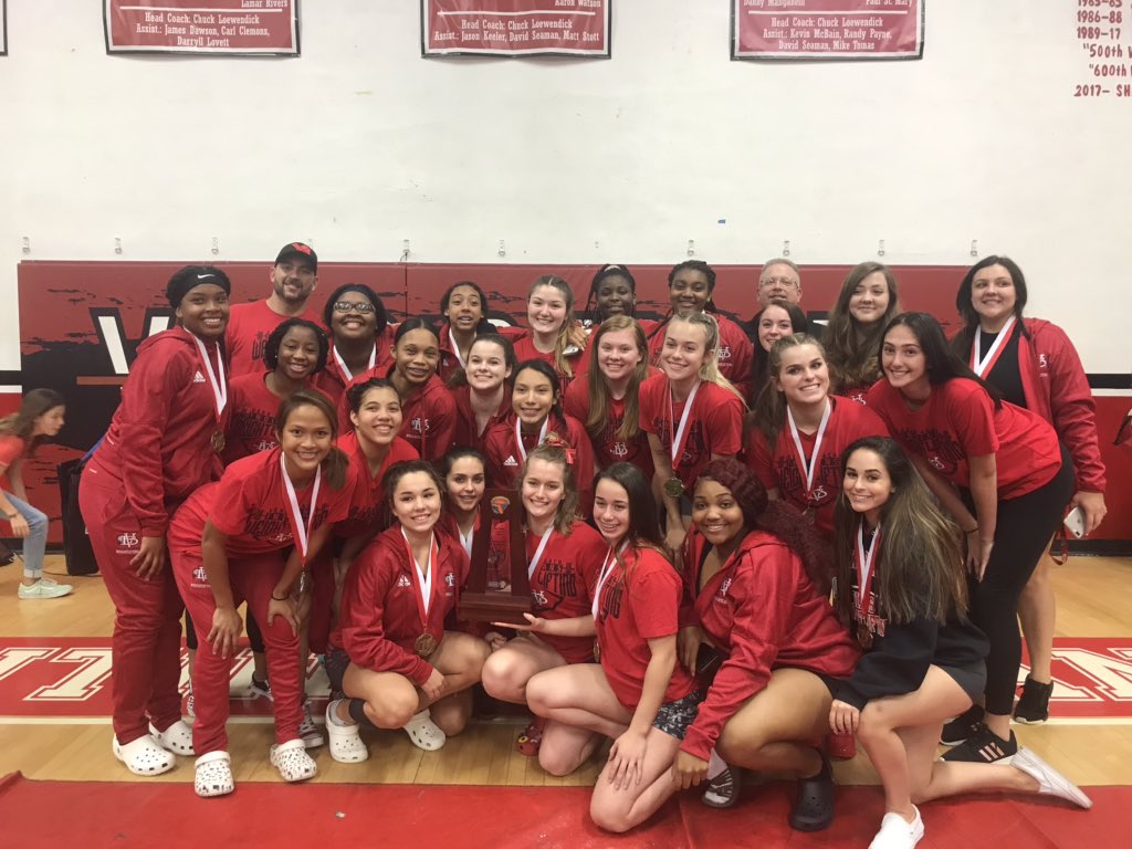 becky_teske's tweet photo. VBHS wins District Championship! #4timesinarow Avery earned 3rd place and broke the school record in bench (160pds) for 169 weight class! #2timedistrictqualifier #ontoregionsals @vbgirlsweightlifting @_averyteske @verobeachhs https://t.co/SyaVIKWRKQ