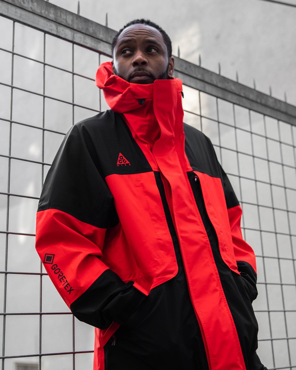 fight the c🥶ld with the Nike ACG NRG Hooded Jacket 