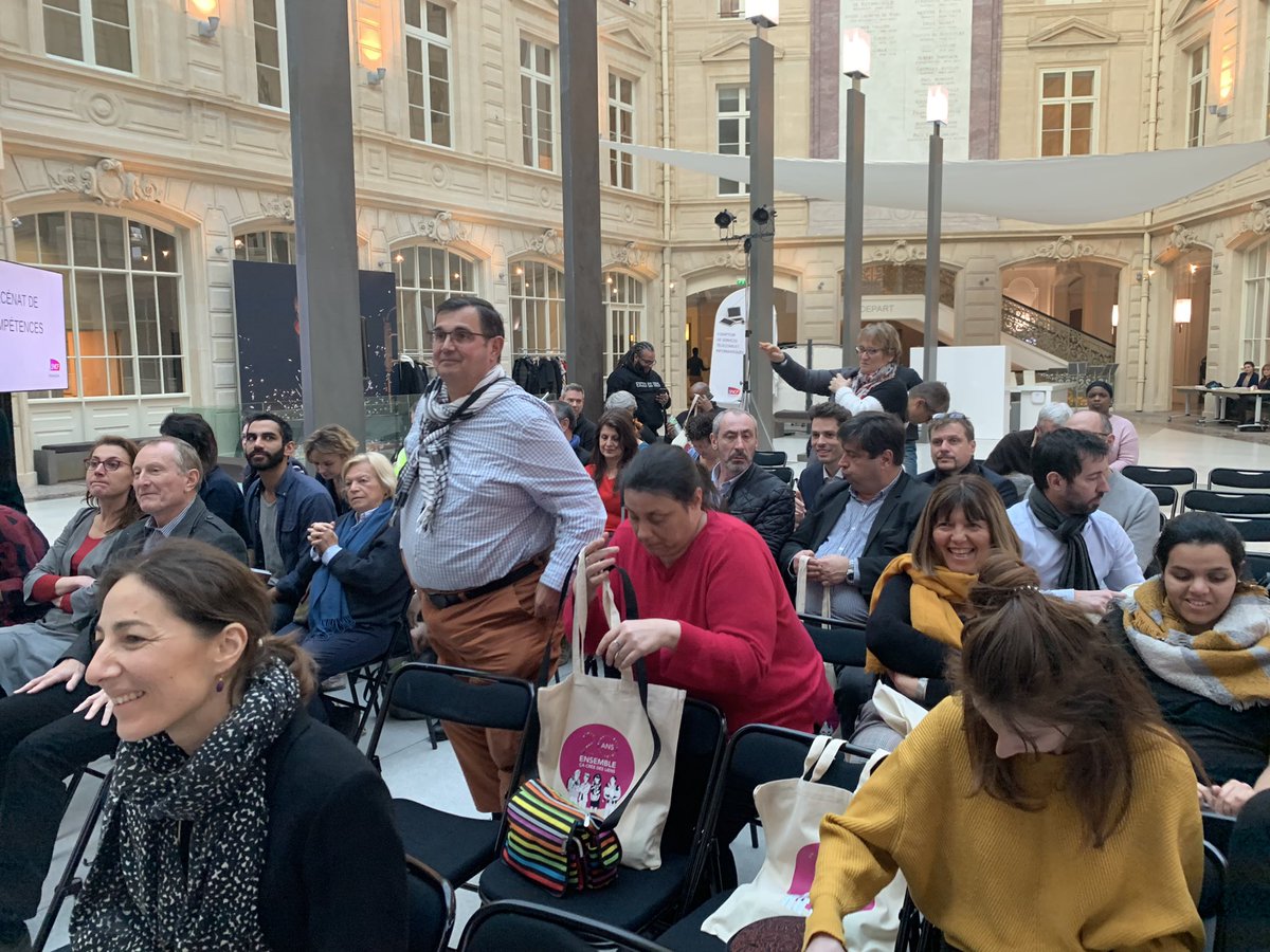 MarianneEshet's tweet photo. .@Actu_Transilien et @SNCFReseau remettent le Prix @FondationSNCF à 50 salariés engagés en 2019 et leur association. En présence d’ @alainkrakovitch et @guillaumemarbach Magnifique cérémonie ! https://t.co/qkAaqXc4kO