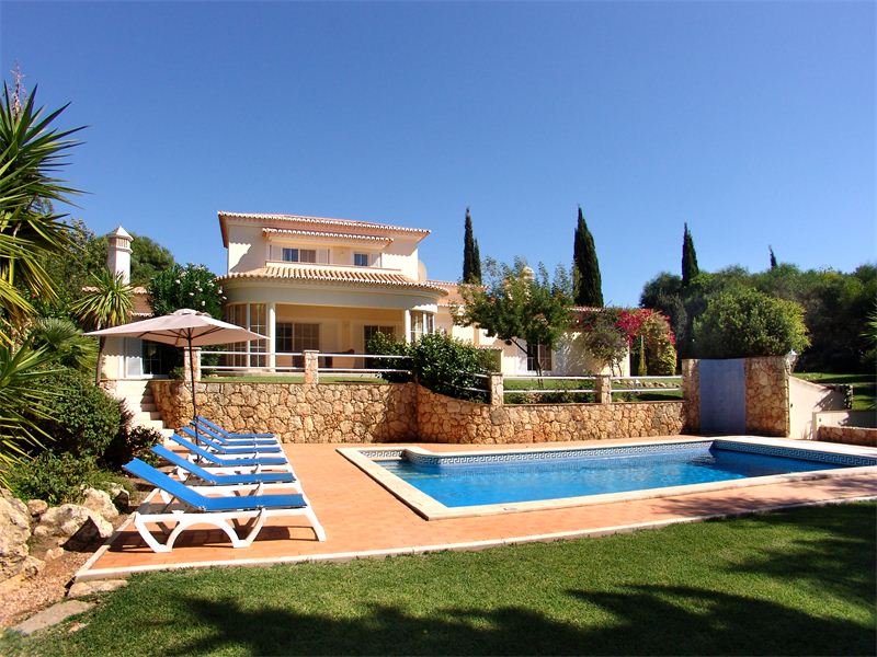 AffinityVillas's tweet photo. For an unforgettable #Algarve experience, this stylish property situated in the exclusive Vale de Lapa area of #Carvoeiro is hard to beat. It sleeps six and is set in glorious lush gardens, offering complete privacy and outstanding space and comfort. 
https://t.co/zFwZV9aahe https://t.co/sLIzYjQfAw