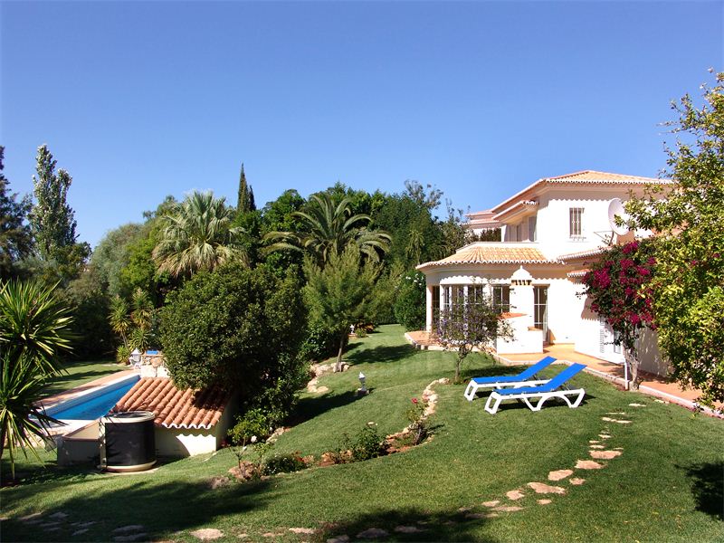 AffinityVillas's tweet photo. For an unforgettable #Algarve experience, this stylish property situated in the exclusive Vale de Lapa area of #Carvoeiro is hard to beat. It sleeps six and is set in glorious lush gardens, offering complete privacy and outstanding space and comfort. 
https://t.co/zFwZV9aahe https://t.co/sLIzYjQfAw