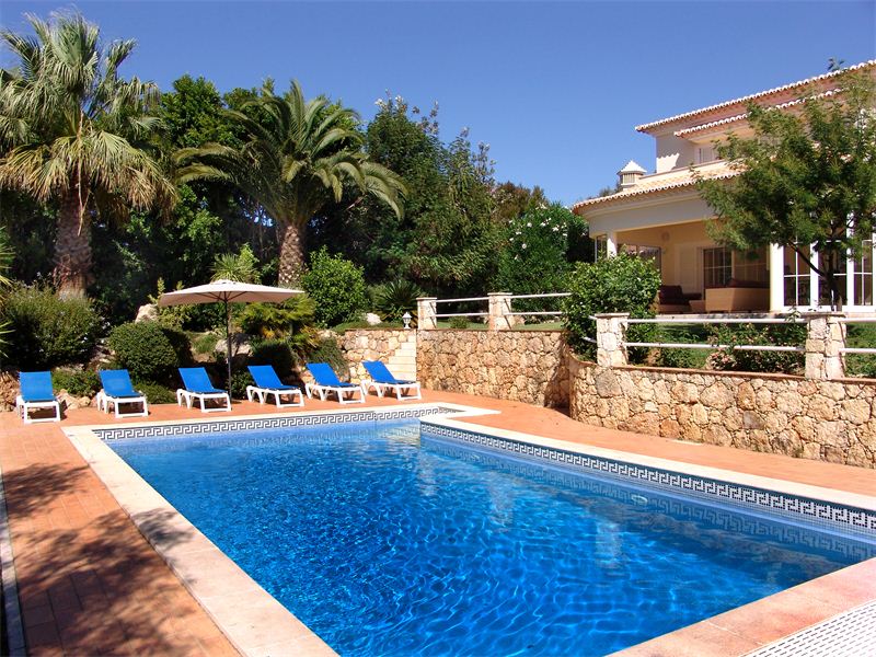 AffinityVillas's tweet photo. For an unforgettable #Algarve experience, this stylish property situated in the exclusive Vale de Lapa area of #Carvoeiro is hard to beat. It sleeps six and is set in glorious lush gardens, offering complete privacy and outstanding space and comfort. 
https://t.co/zFwZV9aahe https://t.co/sLIzYjQfAw