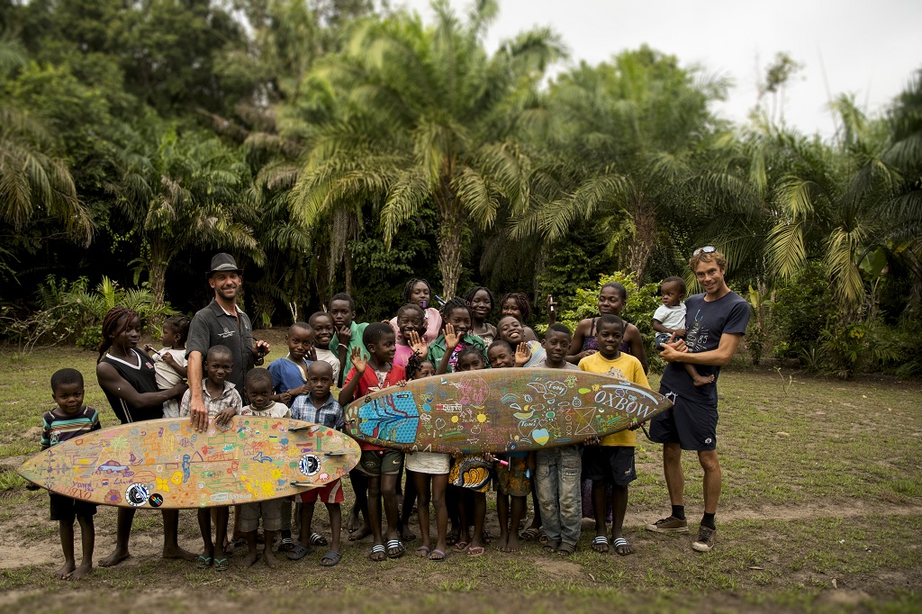 Terres_Aventure's tweet photo. 🎥 Lundi à 21h35 sur @Ushuaia_TV ne manquez pas @lostintheswell - Le Paradis perdu. Ce #film, figurant au programme de notre #Festival #ObjectifAventure 2019, retrace l'#aventure d'Ewen, Aurel &amp; Ronan explorant l'Afrique centrale avec leurs #surfs et #fatbikes en bambou ! https://t.co/AGavFKS119