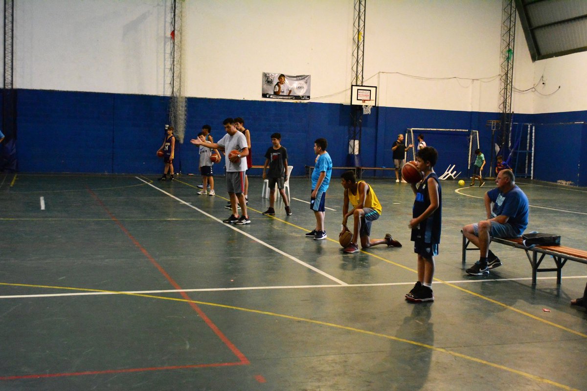 CalibertadClub's tweet photo. #Básquet
🏀 Durante la semana pasada, se realizó el Campus Interno de Libertad. Con la idea de trabajar las técnicas individuales de los jugadores, incorporar nuevos hábitos de entrenamiento y obtener diagnósticos individuales y grupales para un seguimiento a futuro.
#VamosLiber https://t.co/IRUrZ48RqF