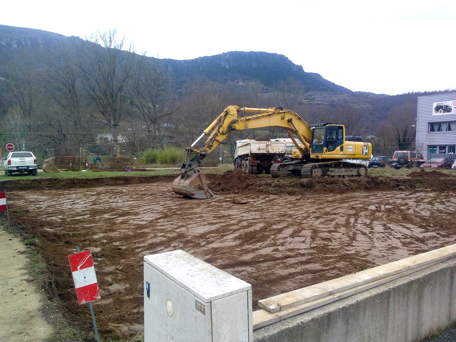 Les travaux de construction du bâtiment Cévennes Evasion ont débuté cette semaine par le terrassement et l'évacuation de la terre !