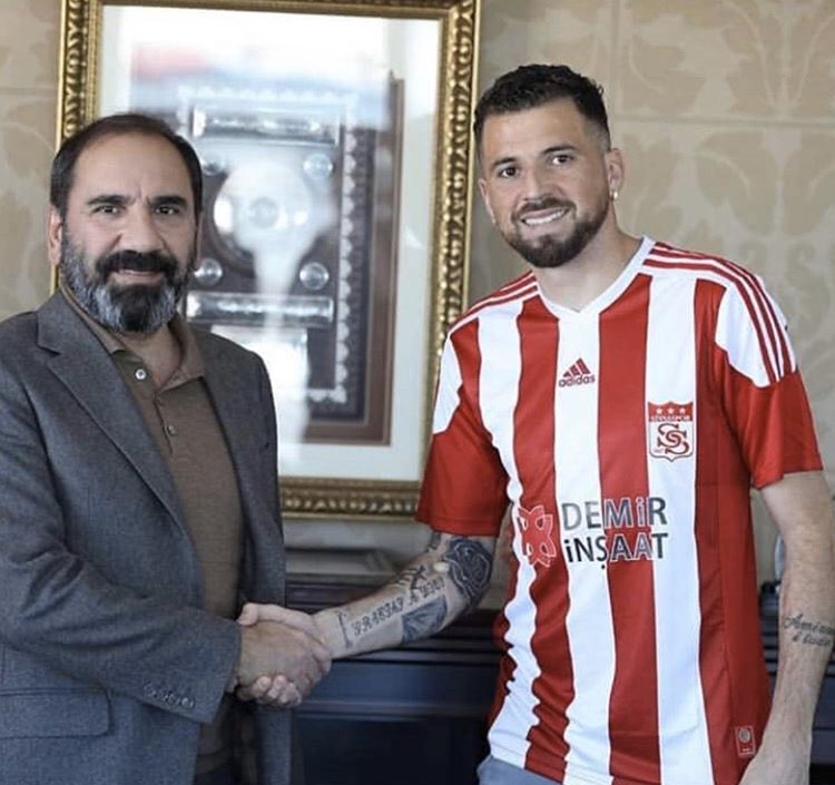 ZoneSCBraga's tweet photo. 🔴⚪️ #MERCATO | C’est officiel, @DSClaudemir quitte Braga pour rejoindre Marcelo Goiano à @SivassporKulubu ! 

Merci pour les services rendus la saison dernière Claudemir 🙏🏻 https://t.co/ZOC1SQvRhp