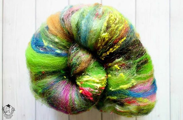 ClassySquid's tweet image. If you saw the gorgeous single in my stories yesterday, here&apos;s the batt that it started as, and there are 2 still available! {Rainforest} is wildly exploding with color and just the thing for pale wintry days in January 🌸
ClassySquidFiberCo.com 🌻 ift.tt/36qsGZh