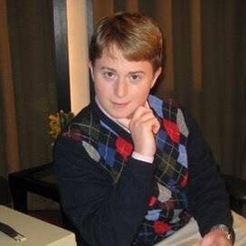 hamletouamleto's tweet image. você só lê livros FÁCEIS, nada EDIFICANTE, nada que enriqueça o seu vocabulário... quero ver ler tantos livros assim se você for ler THOMAS HOBBES, NIETZSCHE.... você não é leitor de verdade! OLHE PARA MIM, EU SOU C U L T O, LEIO APENAS CLÁSSICOS