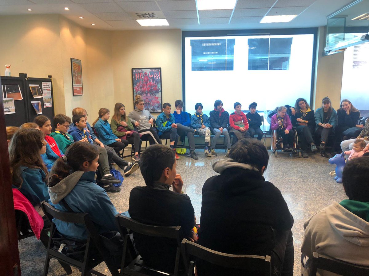 Avui hem estat amb les companyes de l'Agrupament Escolta <a href="/AEArrels/">A.E.Arrels</a>, compartint amb les més joves, la lluita en defensa d'un habitatge digne a #Mataró. Vivències que hem patit d'aprop, de la misèria d'aquest sistema capitalista. La solidaritat i el suport mutu, la millor arma!✊