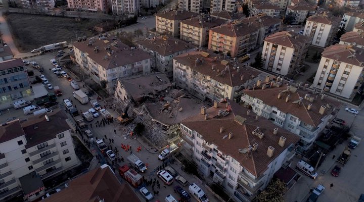 Ben bu fotoğrafı aşamıyorum, 2020 senesinde insanların böyle ölmesini kabul edemiyorum. Bu binaları yapanlar, izin verenler, denetlemeyenler yerine tivit atanlara savaş açılmasını sindiremiyorum.