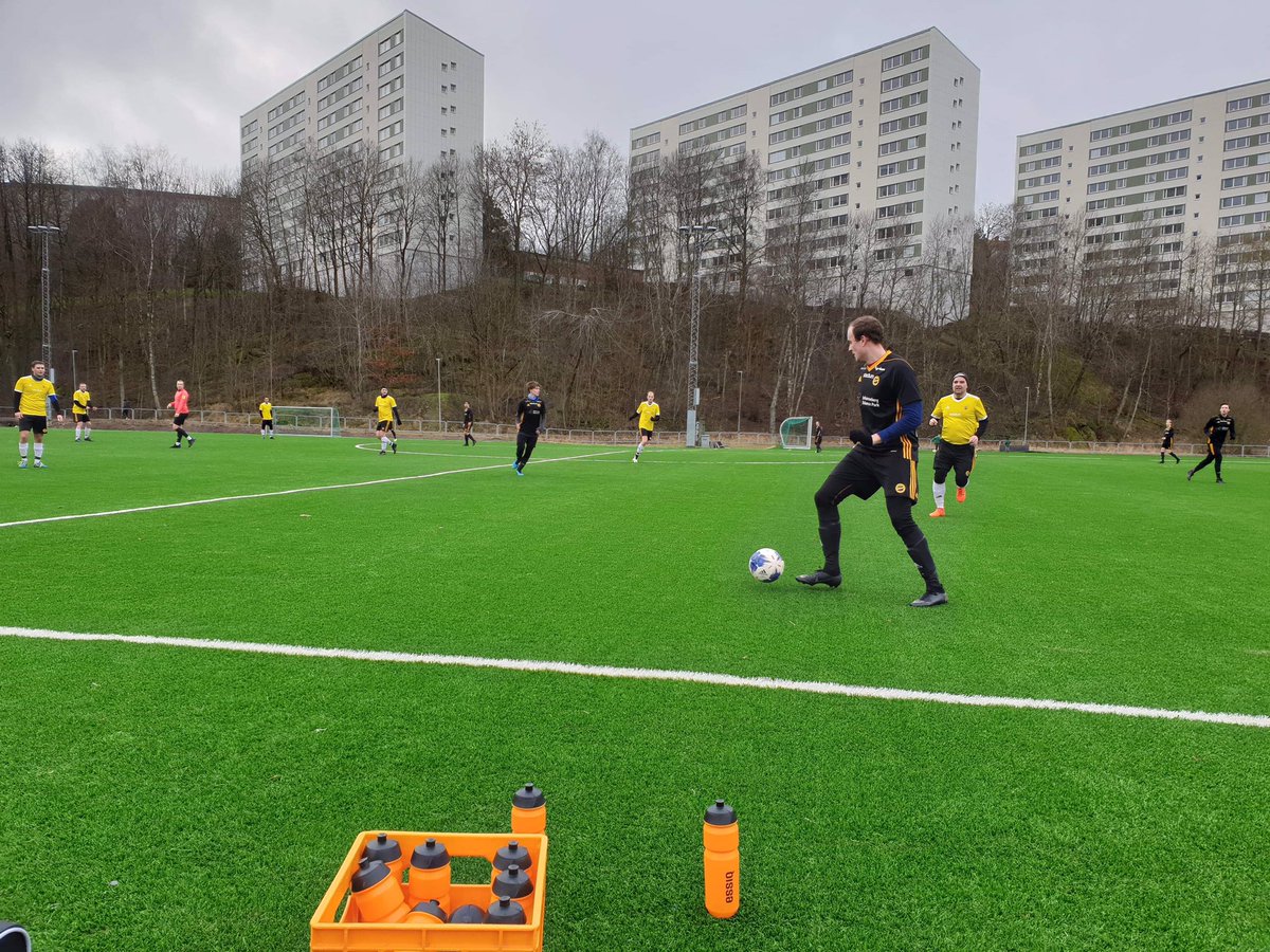 MBKHerr's tweet image. Första träningsmatchen blev snabbt en internmatch efter återbud från motståndet. Men skoj att vara igång med matcherna. 1-1 slutade drabbningen där svarta laget tog hem segern efter straffavgörande. #rastaochdalla