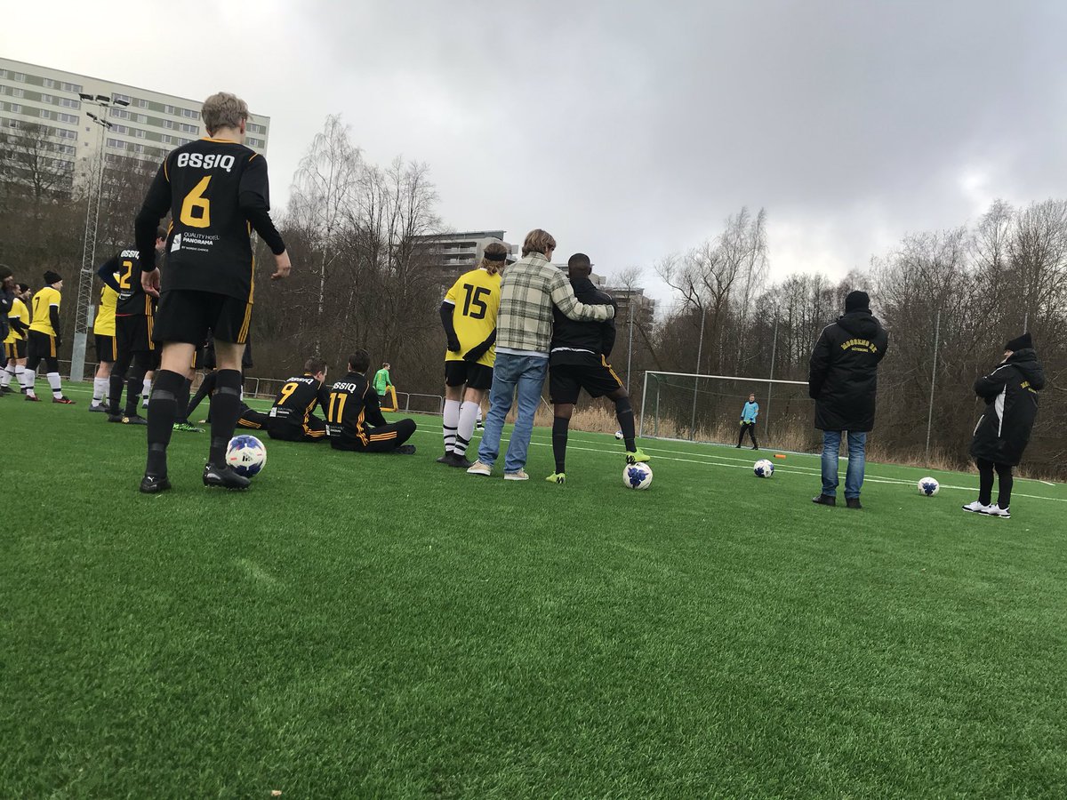MBKHerr's tweet image. Första träningsmatchen blev snabbt en internmatch efter återbud från motståndet. Men skoj att vara igång med matcherna. 1-1 slutade drabbningen där svarta laget tog hem segern efter straffavgörande. #rastaochdalla