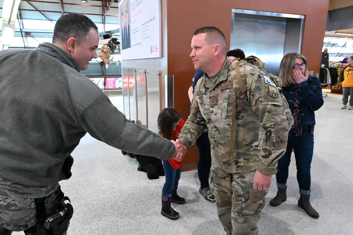 NDNationalGuard's tweet photo. Welcome home Master Sgt. Richard Gladue, of the 119th Security Forces Squadron! 🛬🎉
MSgt. Glaude is returning from a six-month deployment to Southwest Asia. @NDAirGuard| #HooliganHomecoming https://t.co/yFVFyhyuUP