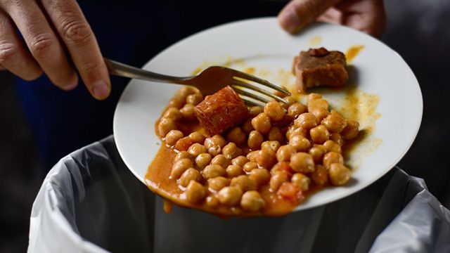 UN_Water's tweet photo. Reducing food loss and waste

1/3 of all food produced globally is needlessly wasted, so @FAO is increasing respect for food, as well as for the farmers who produce it, the natural resources that go into it and the people who go without it.

#WorldWaterDay https://t.co/rZTgpR4b1B https://t.co/tseX4Lxy4r