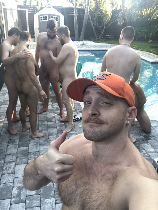 Devviantotter's tweet photo. There’s a bubble of man scent and I’m in heaven https://t.co/itBaGvNmYr