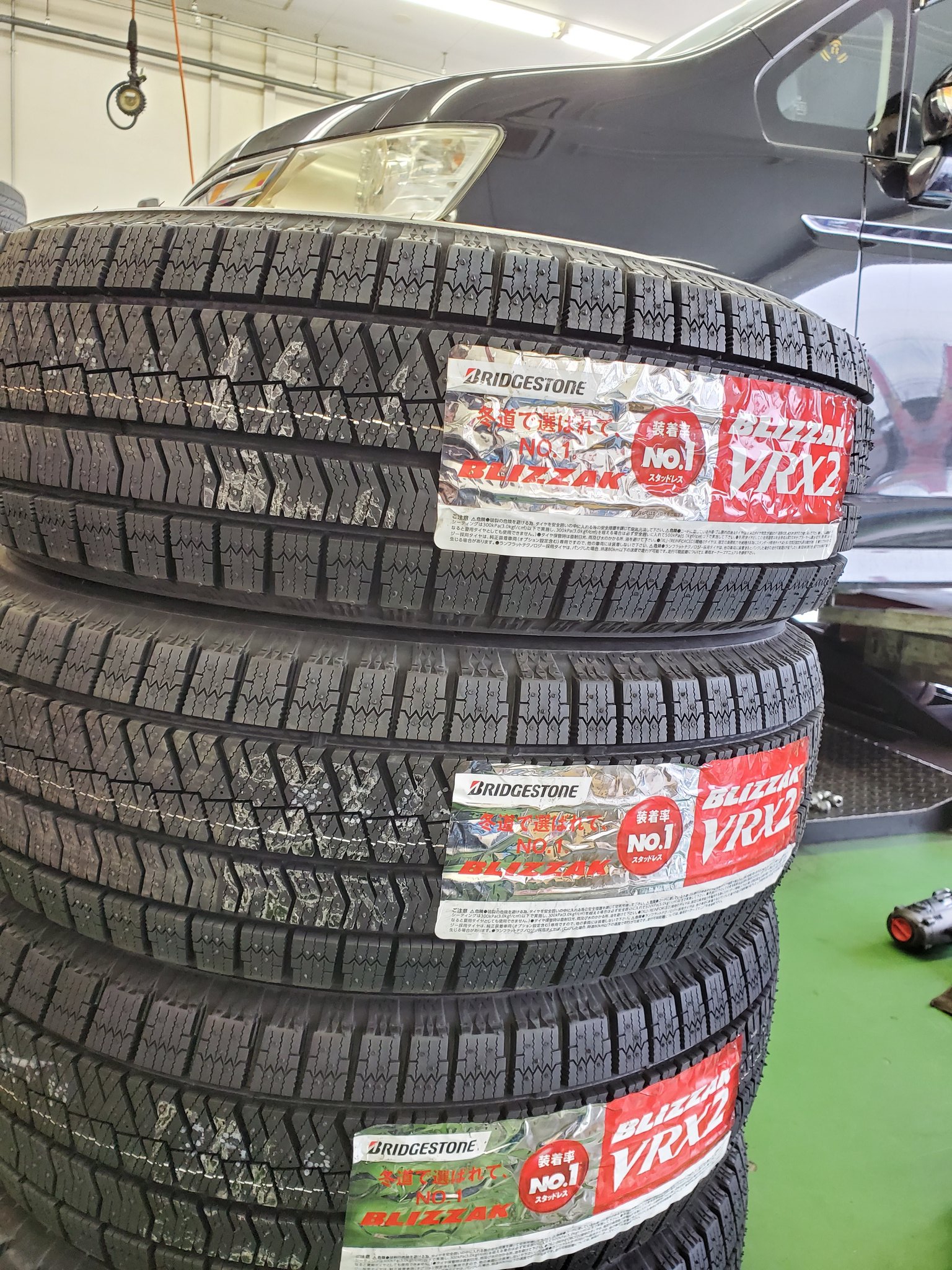 ট ইট র タイヤ市場 加須店 スタッドレスタイヤにはサマータイヤ 同様に残り溝が1 6mmとなったことを示す突起のほかに 50 摩耗の目安となるギザギザが刻まれた突起があります この突起の高さがブロックと近くなってきたら 新しい スタッドレスタイヤへの交換を