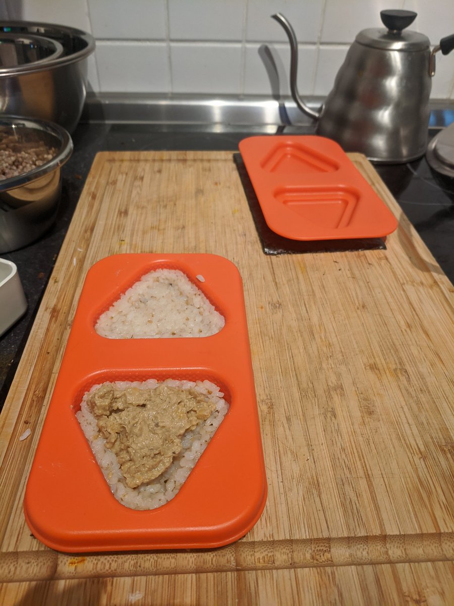 Filling filled out in the onigiri ahaper