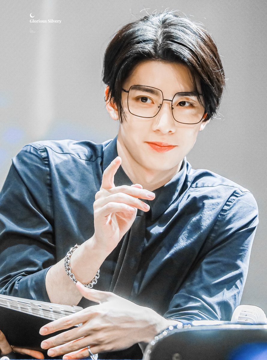 hwiyoung, 1999, rapper, sub-vocal, lyricist, second maknae